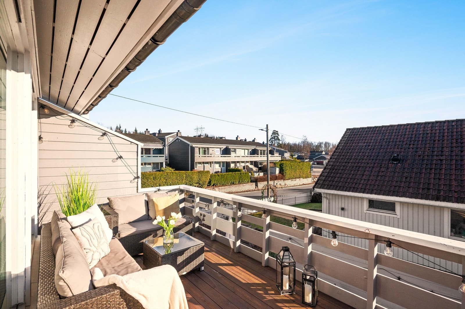 Fra stuen er det utgang til boligens sydvendte balkong på hele 13 kvm. Galleribilde