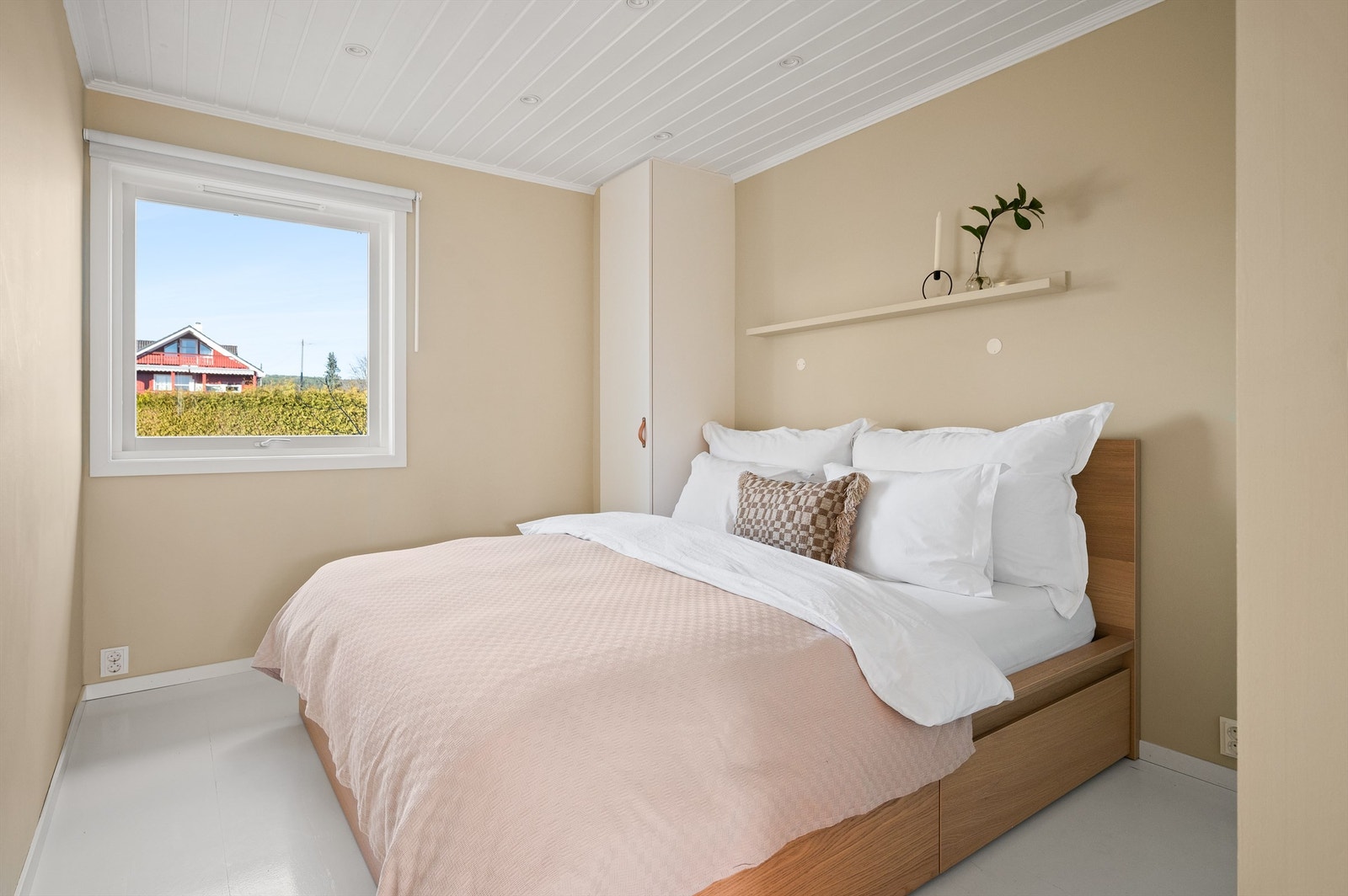 Soverommet i hovedetasjen er av god størrelse med plass til dobbeltseng og nattbord. Galleribilde