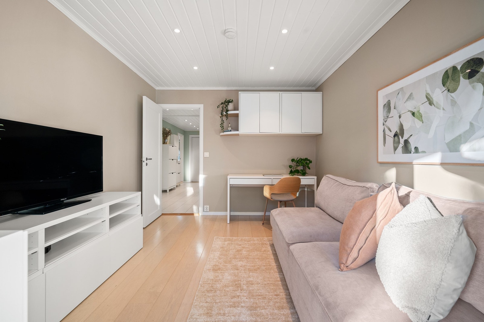 Rommet fungerer utmerket som en ekstra stue, soverom, kontor eller gjesterom. Galleribilde