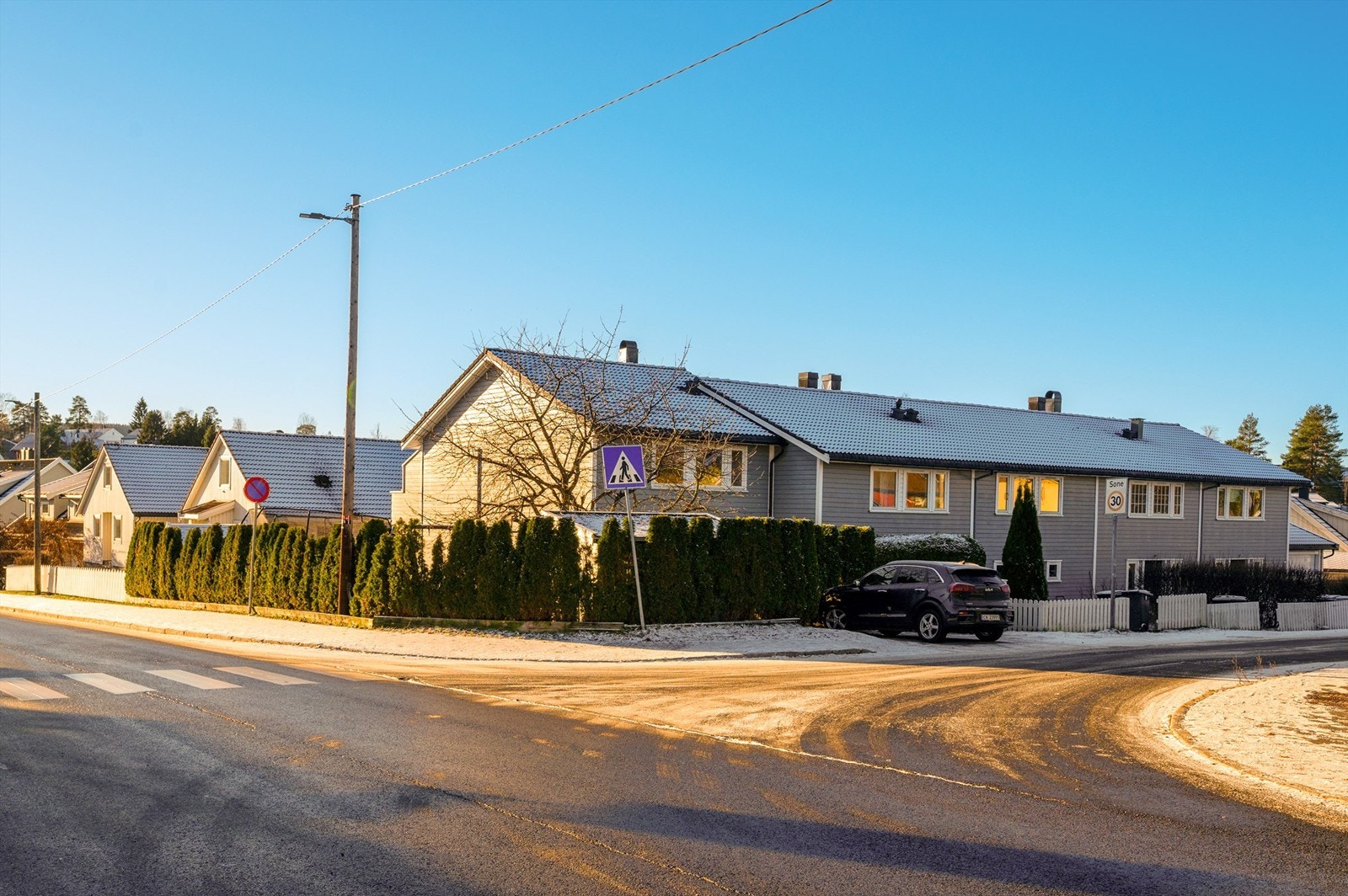 Området har gode kollektivforbindelser, med Høybråten park bussholdeplass kun 250 meter unna. Galleribilde