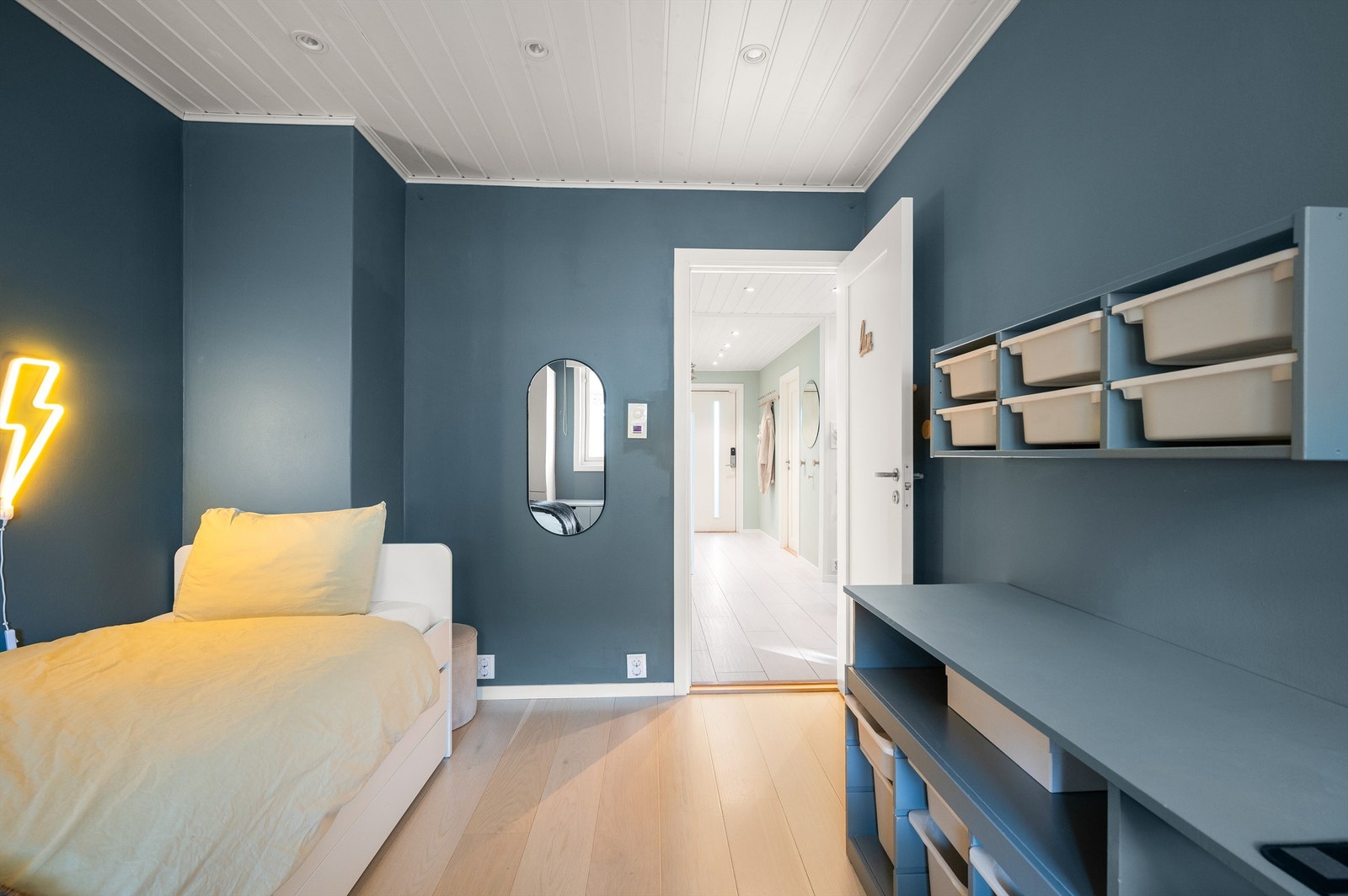 Alle soverommene i denne etasjen har parkettgulv med gulvvarme og nylig malte overflater. Galleribilde