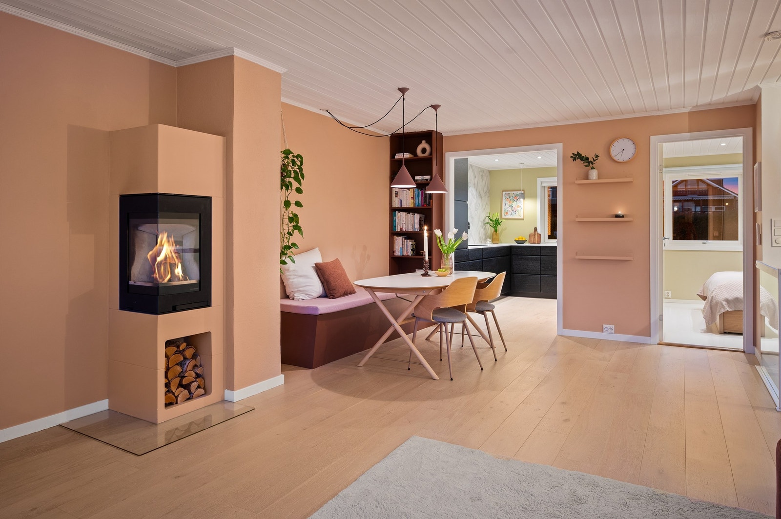 Stuen har også en flott peis - perfekt for kalde vinterkvelder. Peisen gir god varme og levende flammer som skaper en lun og hyggelig atmosfære i hjemmet. Peisen er fra 2018. Galleribilde