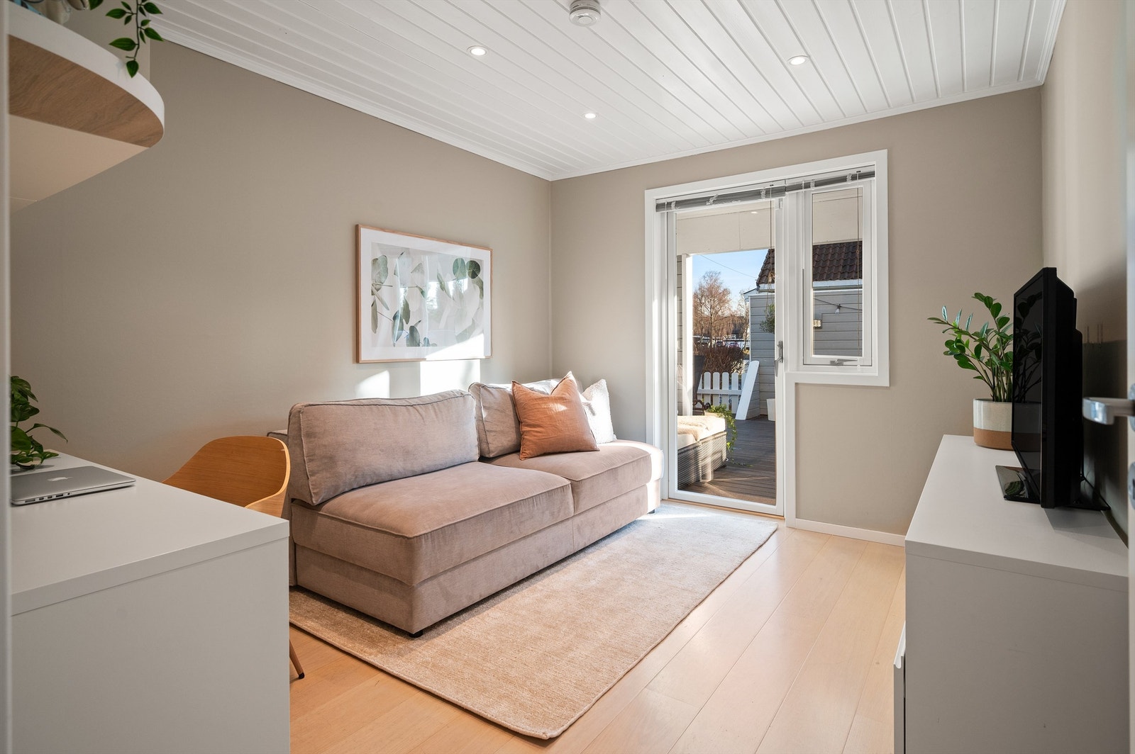 Dette rommet i første etasje er fleksibelt i bruk og har direkte utgang til den store markterrassen. Galleribilde