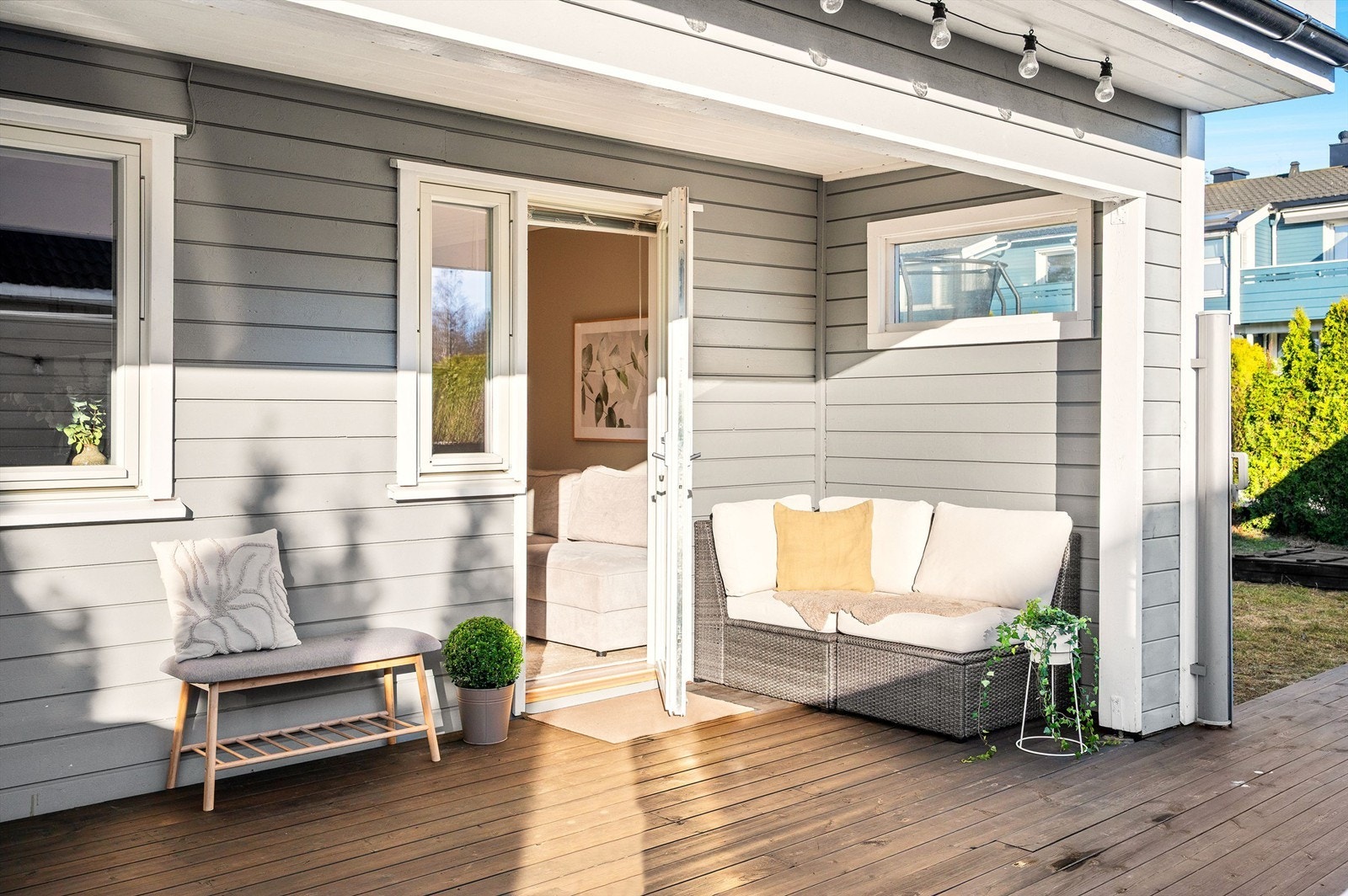 Utgang fra ett av rommene i første etasje til den overbygde delen av terrassen. Galleribilde