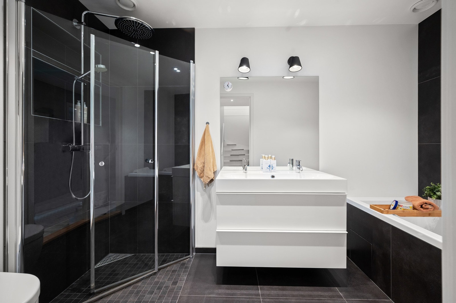 Hovedbadet i første etasje ble renovert i 2016 og er utstyrt med både dusj og badekar. Galleribilde