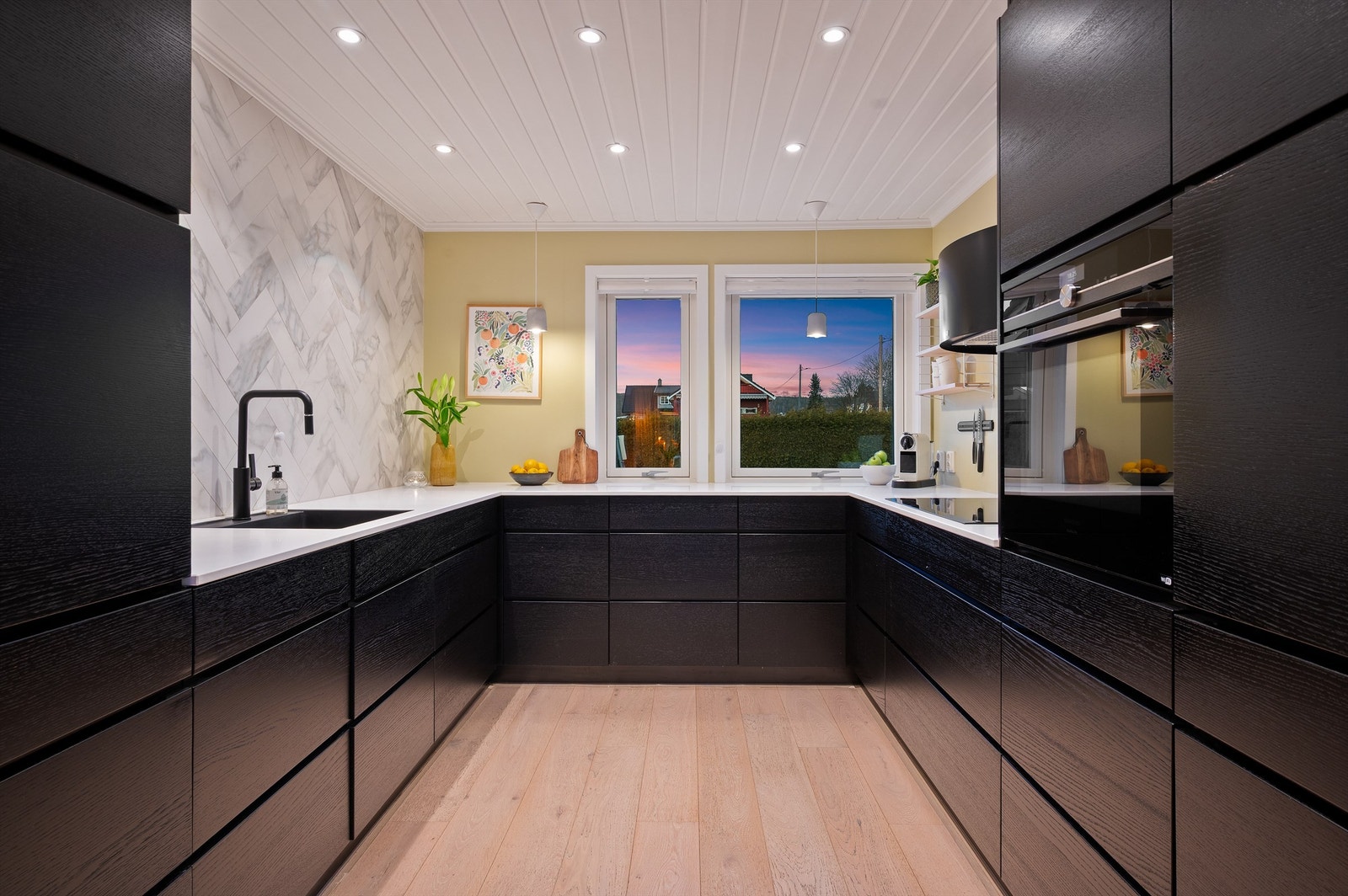 Stilrent og moderne kjøkken fra 2019 fra Kvik med rikelig skap- og benkeplass. Galleribilde