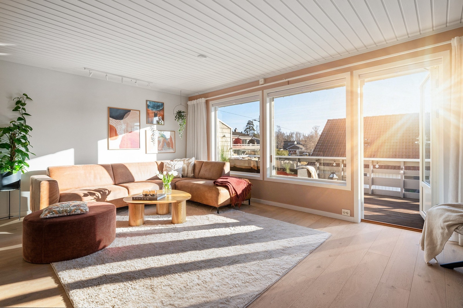 Et familievennlig rekkehus over 2 plan med flere solrike uteplasser, praktisk planløsning og barnevennlig beliggenhet. Det er i perioden 2016-2026 foretatt en rekke moderniseringer og påkostninger. Galleribilde