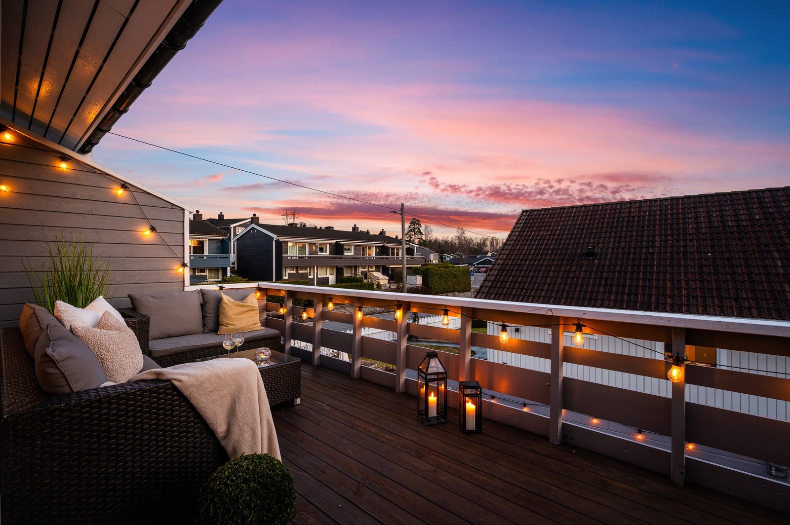 I deilig ettermiddagssol kan man nyte en god middag eller en kopp kaffe. Her får du med andre ord en flott forlengelse av stuen på sommerstid der du kan innrede med flere soner. Galleribilde