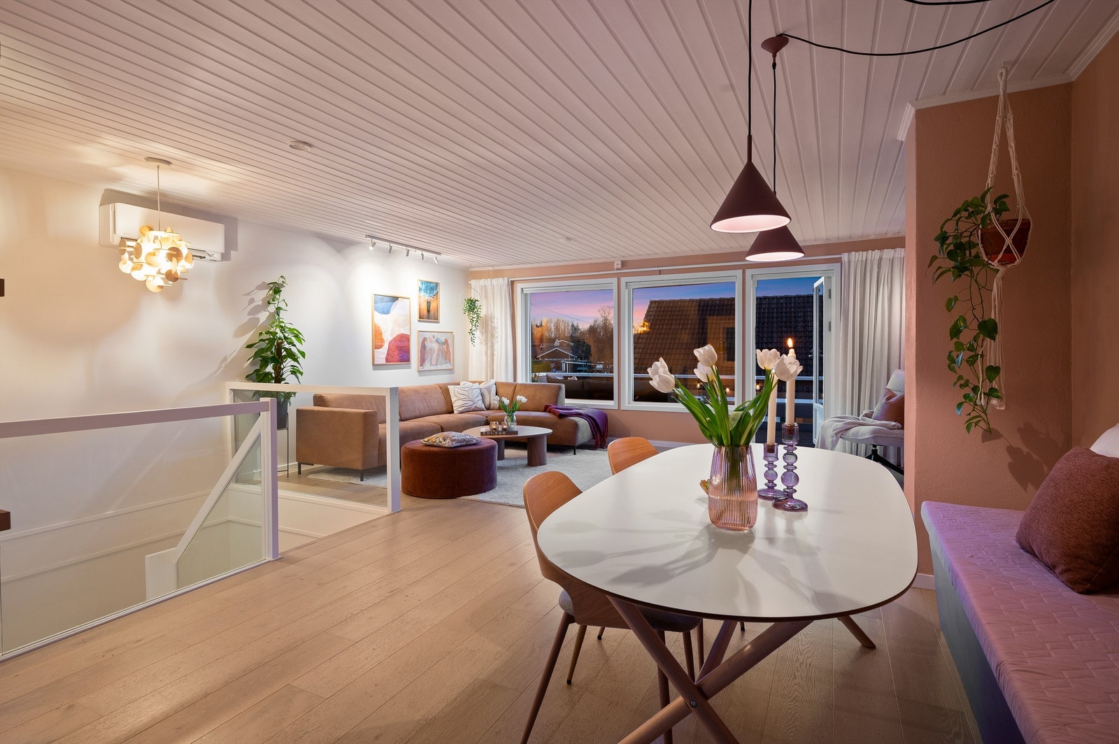 I 2025/2026 ble innvendige vegger malt i de aller fleste rom. Parkettgulv i 2. etasje er nytt fra 2018. Galleribilde