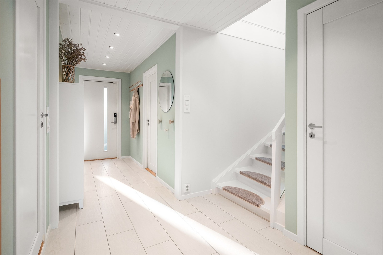 Du ønskes velkommen inn i en lys entré med parkettgulv og downlights i himlingen. Det er gulvvarme i hele 1. etasje. Galleribilde