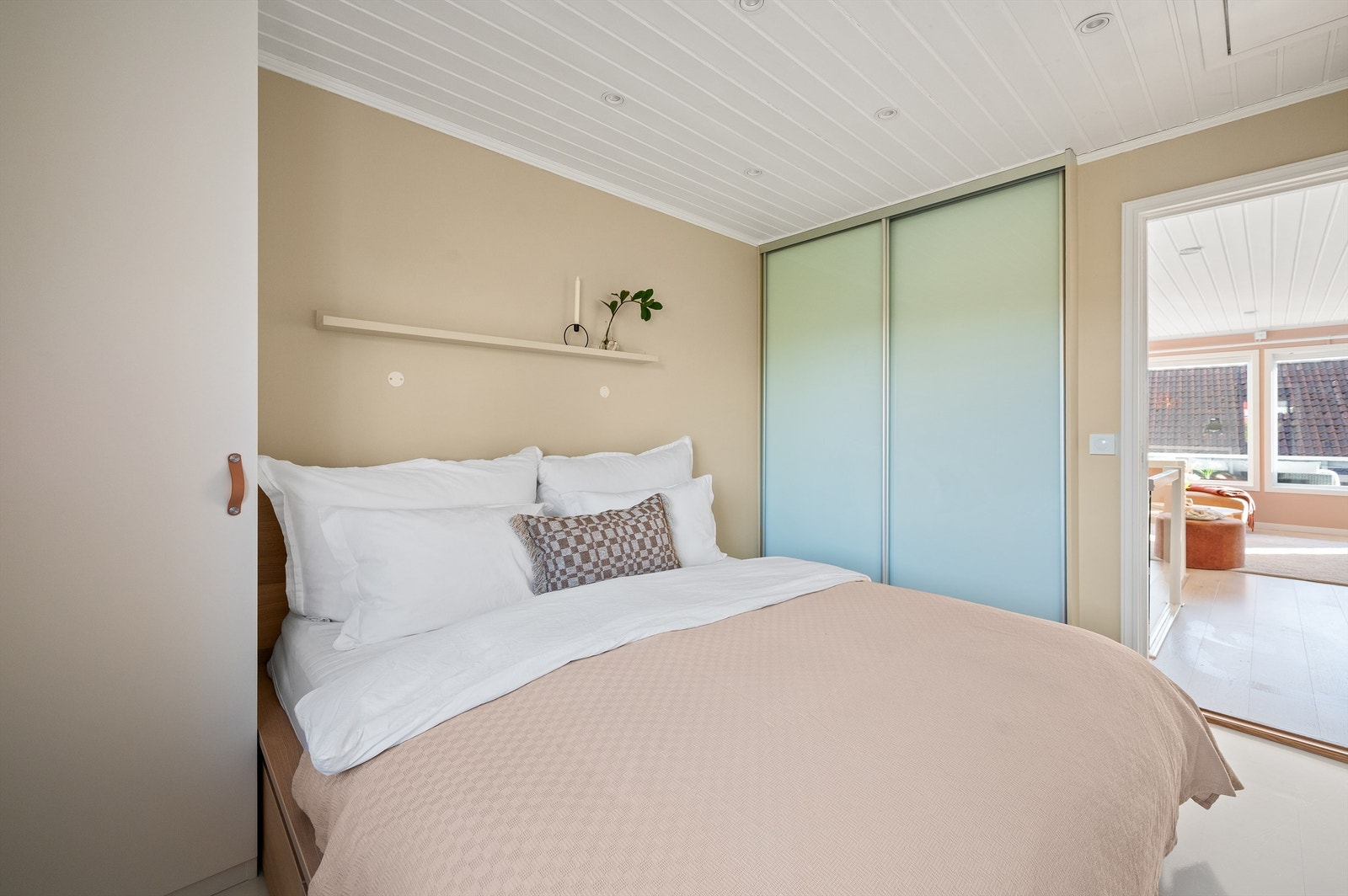 En praktisk skyvedørsgarderobe gir god oppbevaringsplass. Galleribilde