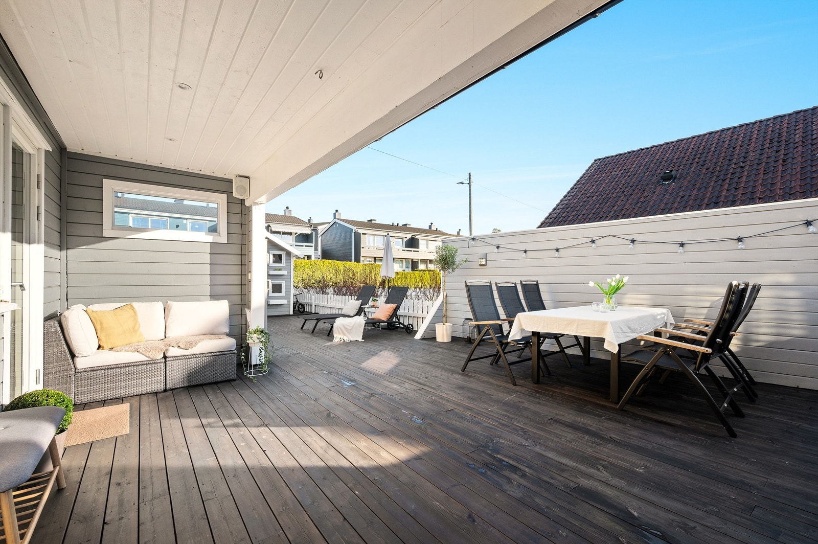 En lun og usjenert sone på terrassen. Terrassens gode størrelse gjør at du enkelt kan møblere med terrassemøblement i flere soner. Galleribilde