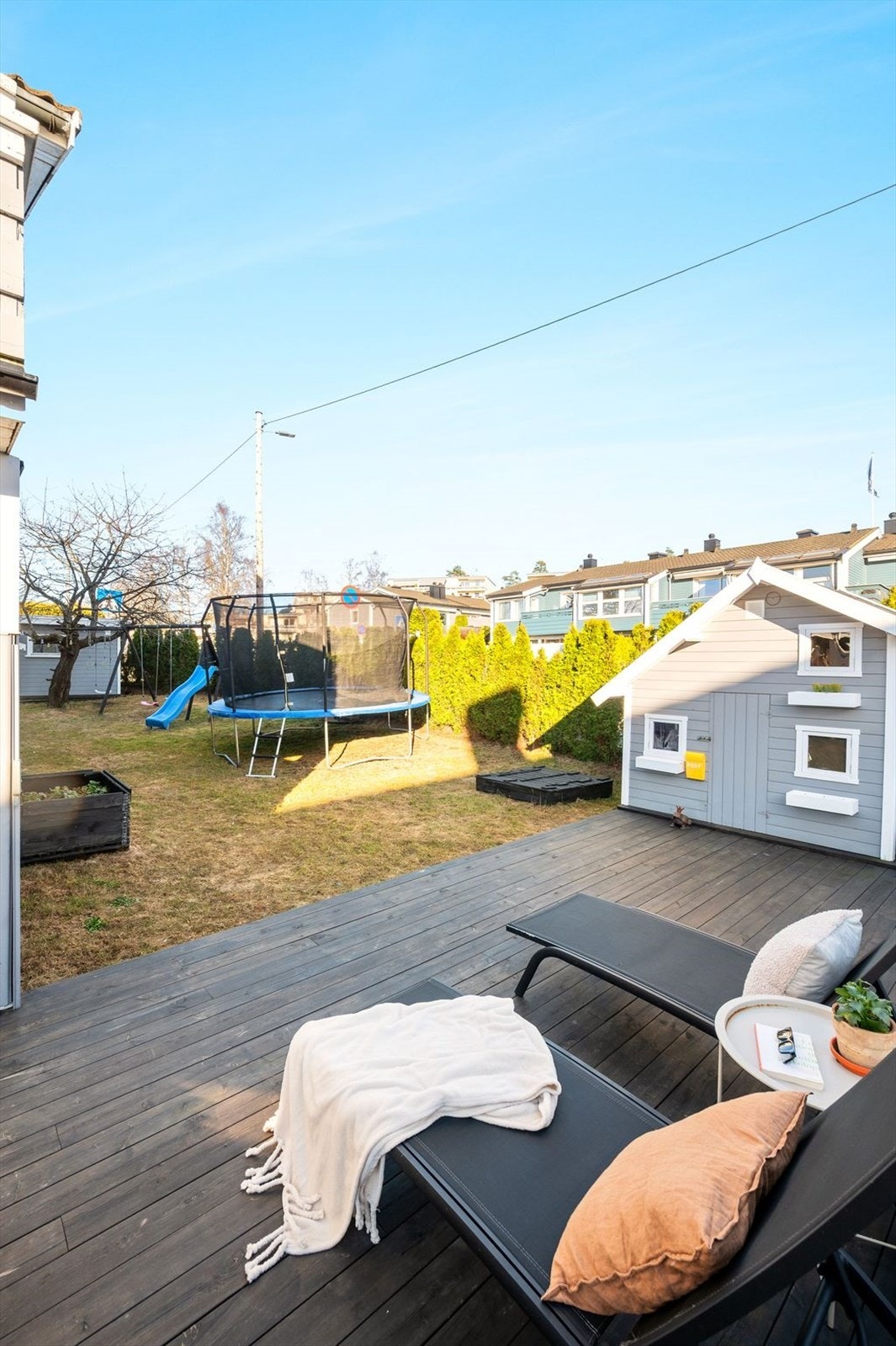 I enden av terrassen ligger et koselig lekehus med hems. Galleribilde