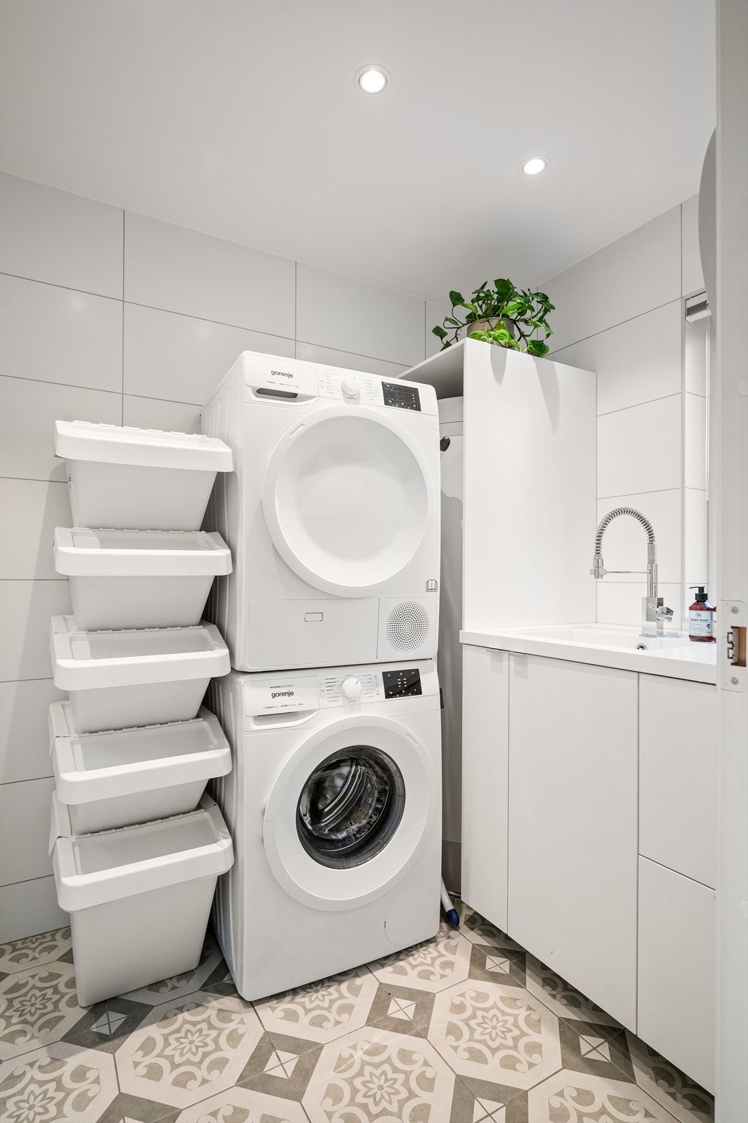 Praktisk kombinert bad og vaskerom, også oppgradert i 2016. Her er det opplegg for vaskesøyle. Det gjøres oppmerksom på at dette rommet er opprinnelig byggemeldt som vaskerom og er derfor ikke godkjent for varig opphold. Se pkt. ferdigattest. Galleribilde