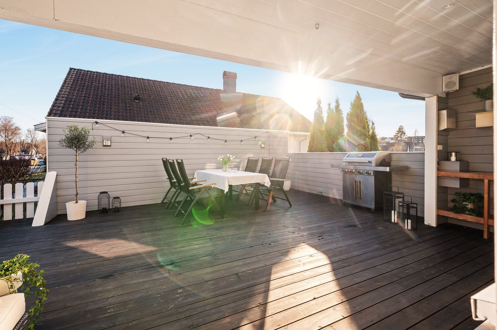 Den delvis overbygde terrassen gir gode solforhold og fleksible bruksmuligheter gjennom dagen. Galleribilde