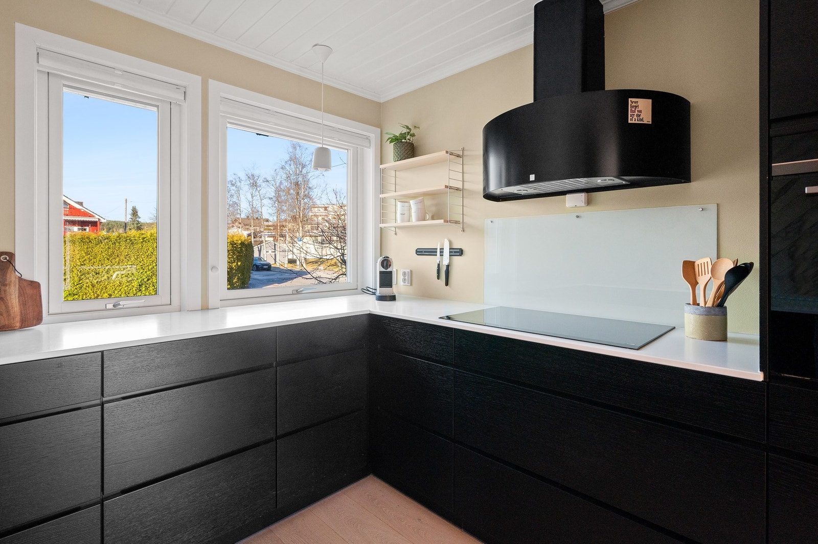 Rikelig med lysinnslipp gir gode arbeidsforhold på kjøkkenet. Platetopp, stekeovn, micro, oppvaskmaskin og kjøleskap/fryser er integrert i innredningen. Galleribilde