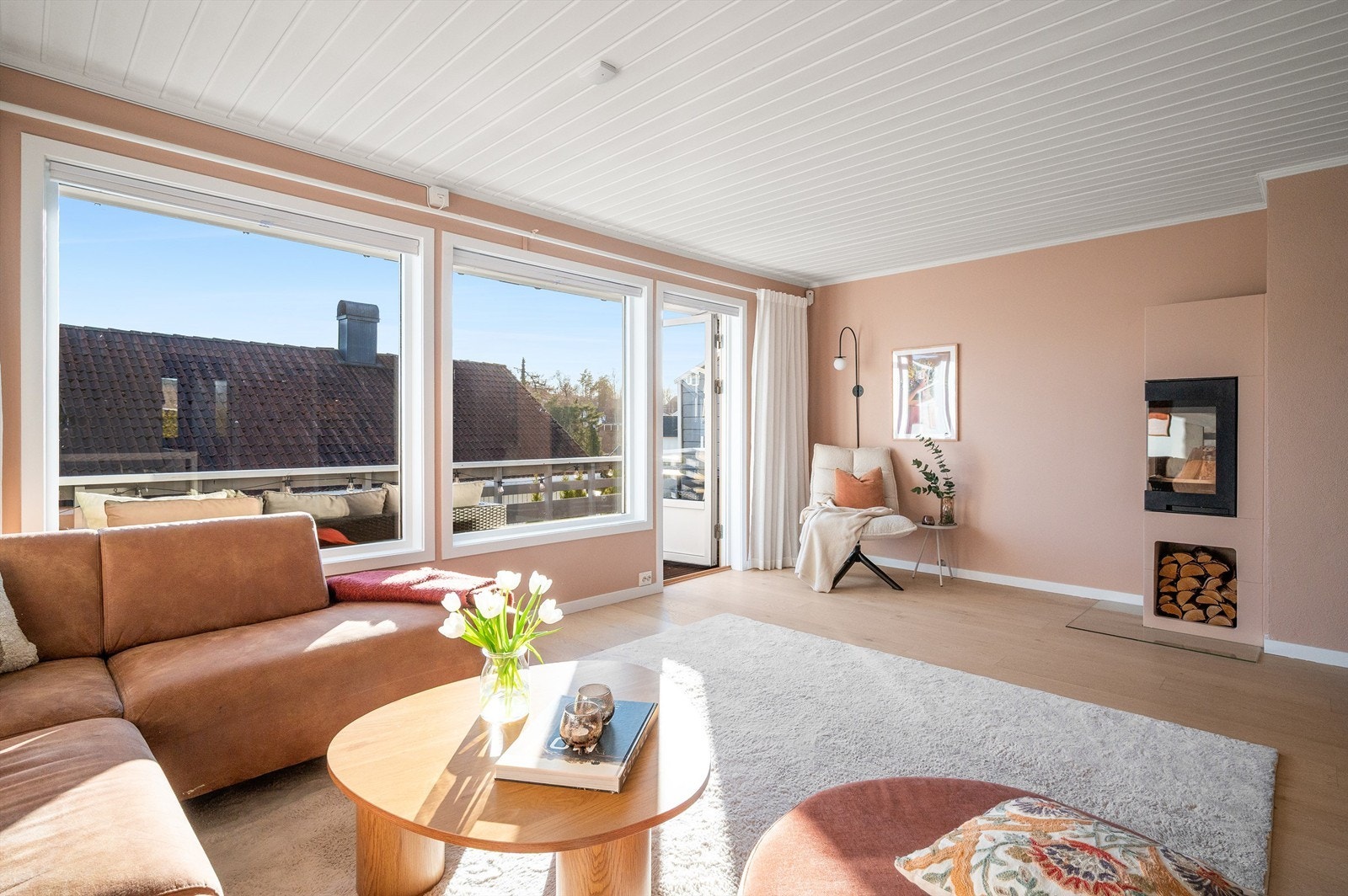 Stuen har god plass til både sofagruppe og TV-løsning, med peis som et naturlig samlingspunkt. Galleribilde