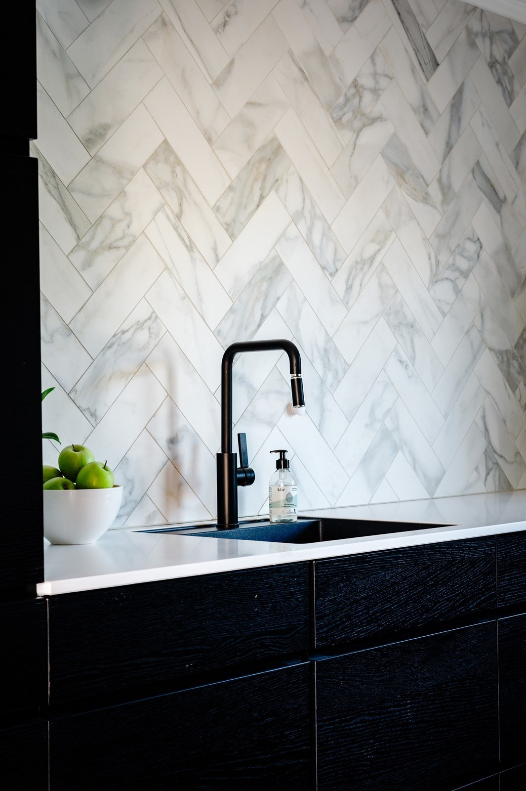 Benkeplaten er i kompositt med en elegant, planlimt vaskekum. Galleribilde