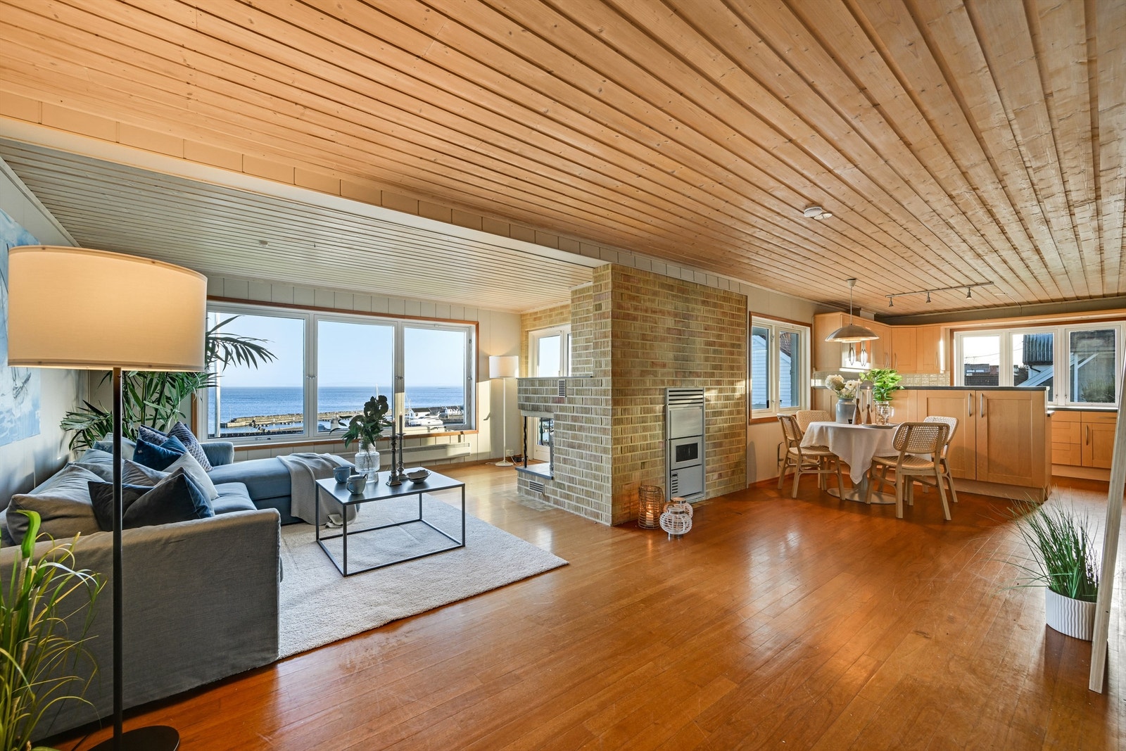 Stue, spisestue og kjøkken i åpen løsning Galleribilde