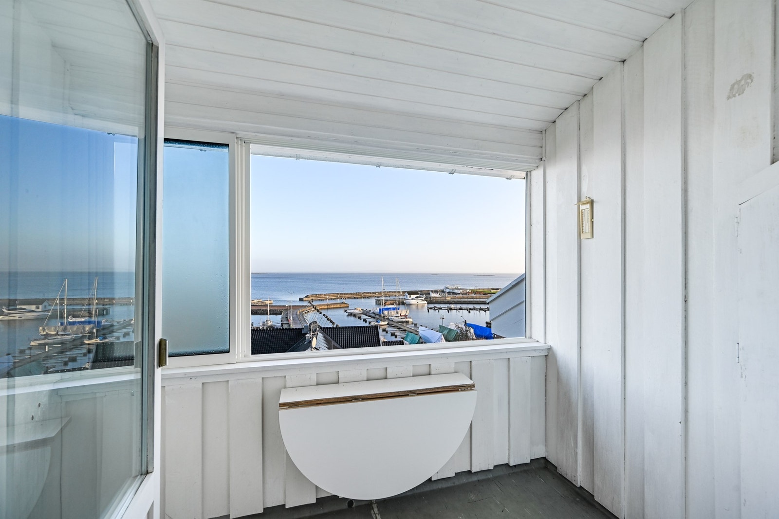 Innglasset balkong med utsikt Galleribilde