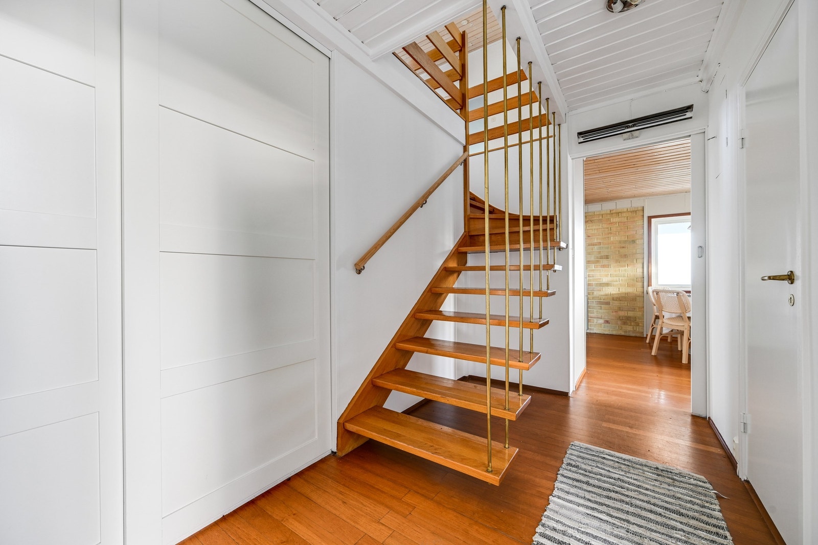 Entré med skapinnredning og tøff trapp til 2. etasje Galleribilde