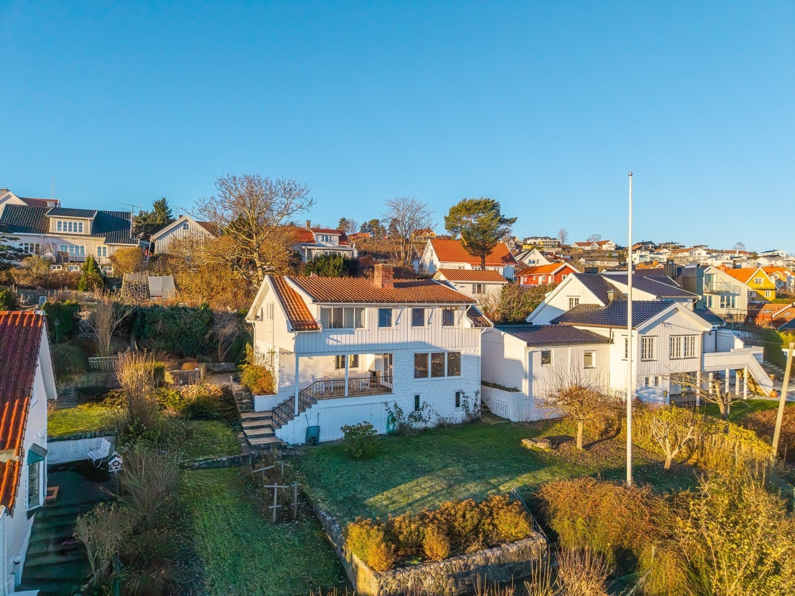 Eiendommen ligger i et meget idyllisk område. Foto: Kristian Bollæren Galleribilde