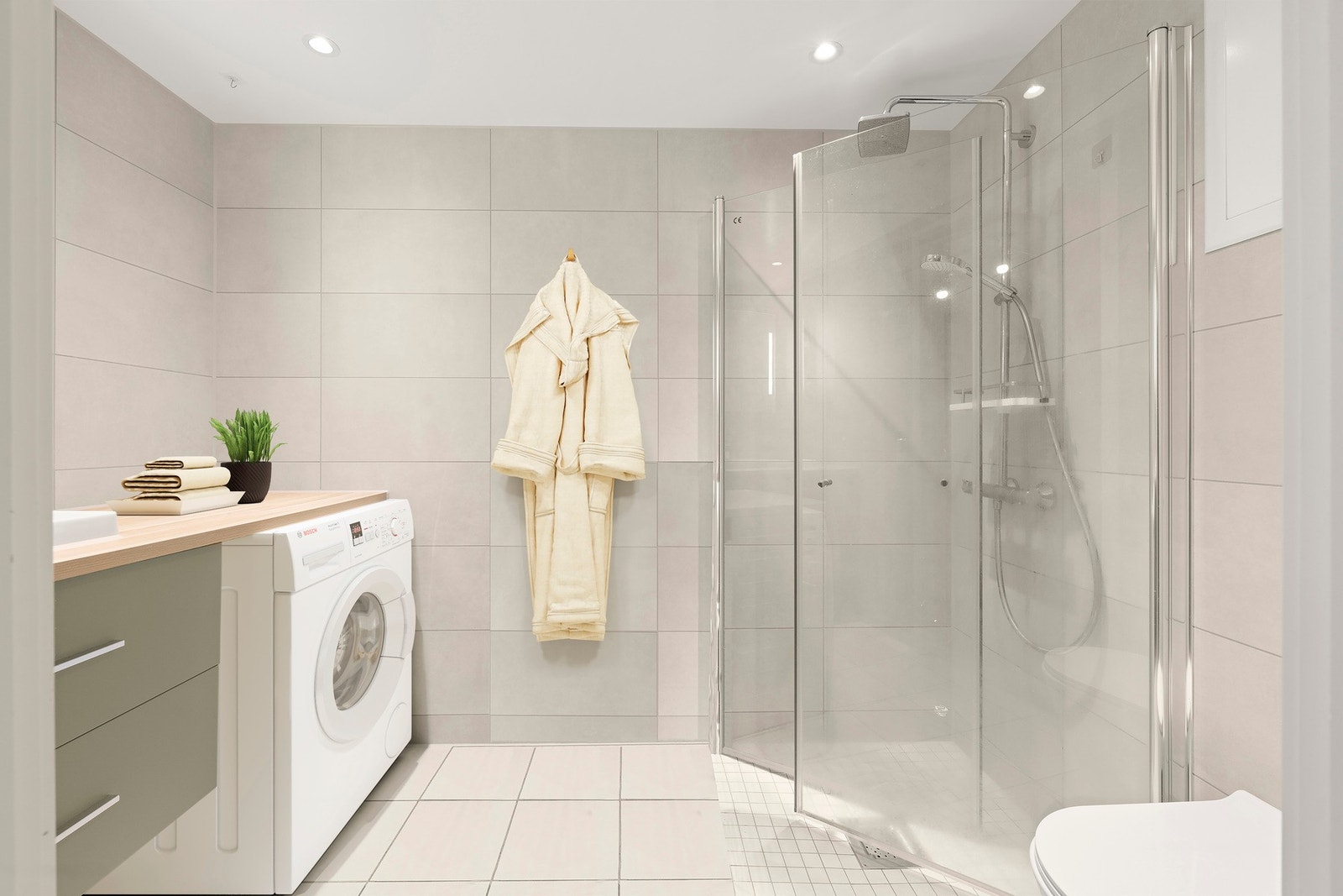 Pent, flislagt baderom med varmekabler i gulv og downlights i himling Galleribilde