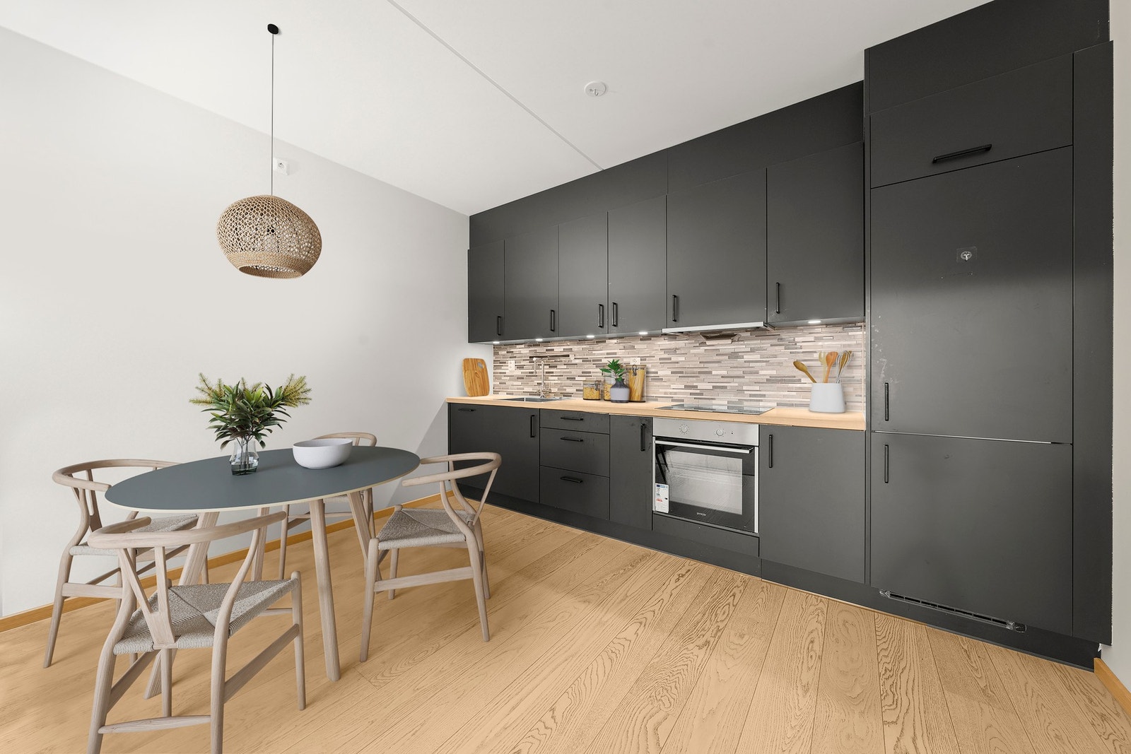 Kjøkkenet er stilrent og levert av merket Crown Imperial, med slette fronter og et moderne uttrykk Galleribilde