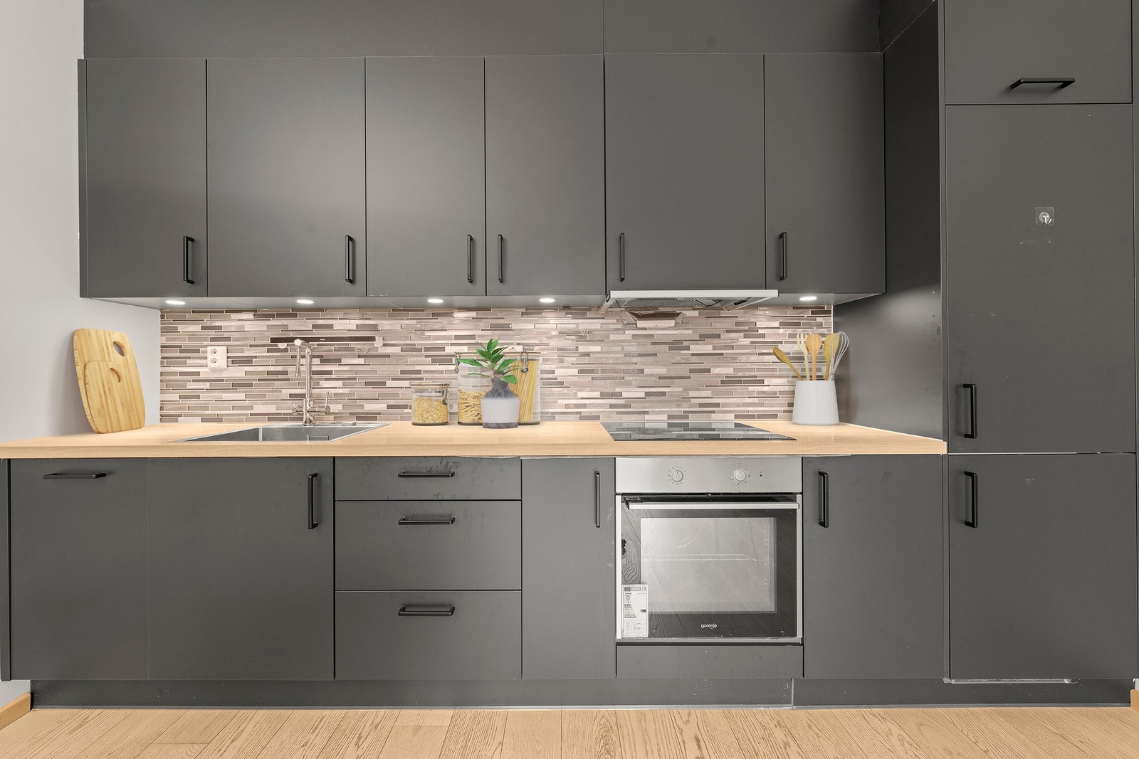 Her finner du oppvaskmaskin, kjøl- og fryseskap, komfyr med koketopp, samt enkel vask med ettgreps blandebatteri Galleribilde