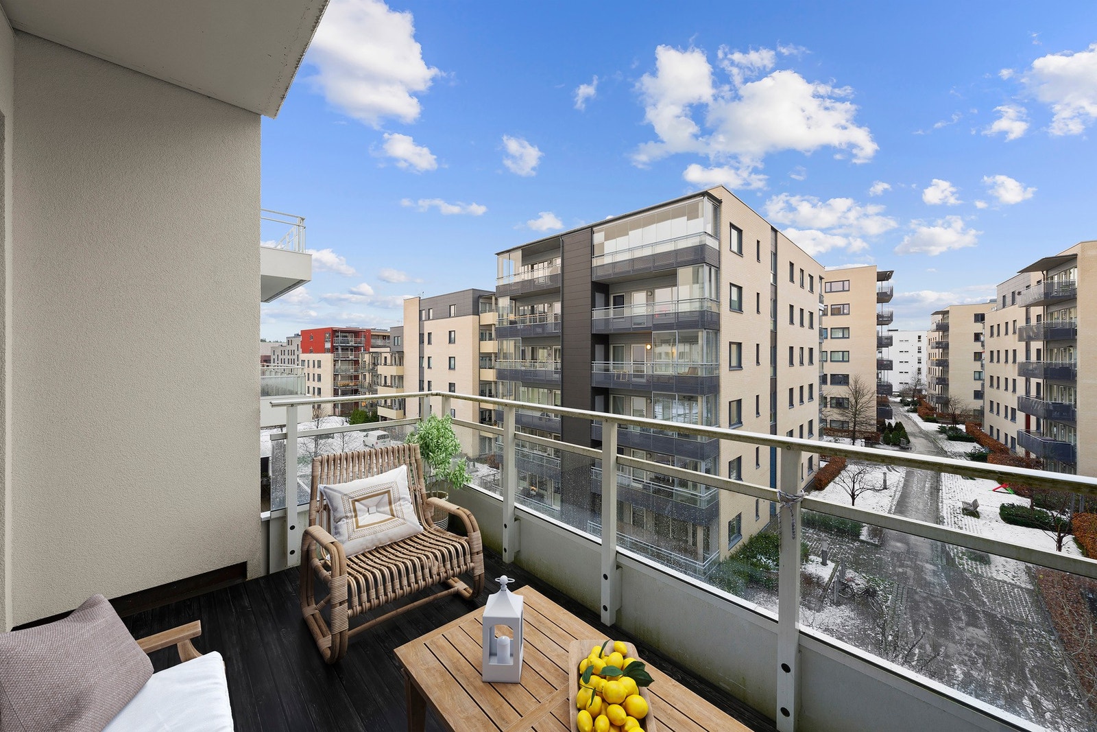 Her er det god plass til en hyggelig sittegruppe, og dette blir et naturlig oppholdssted på varme dager hvor du kan slappe av og nyte lange, fine sommerkvelder Galleribilde