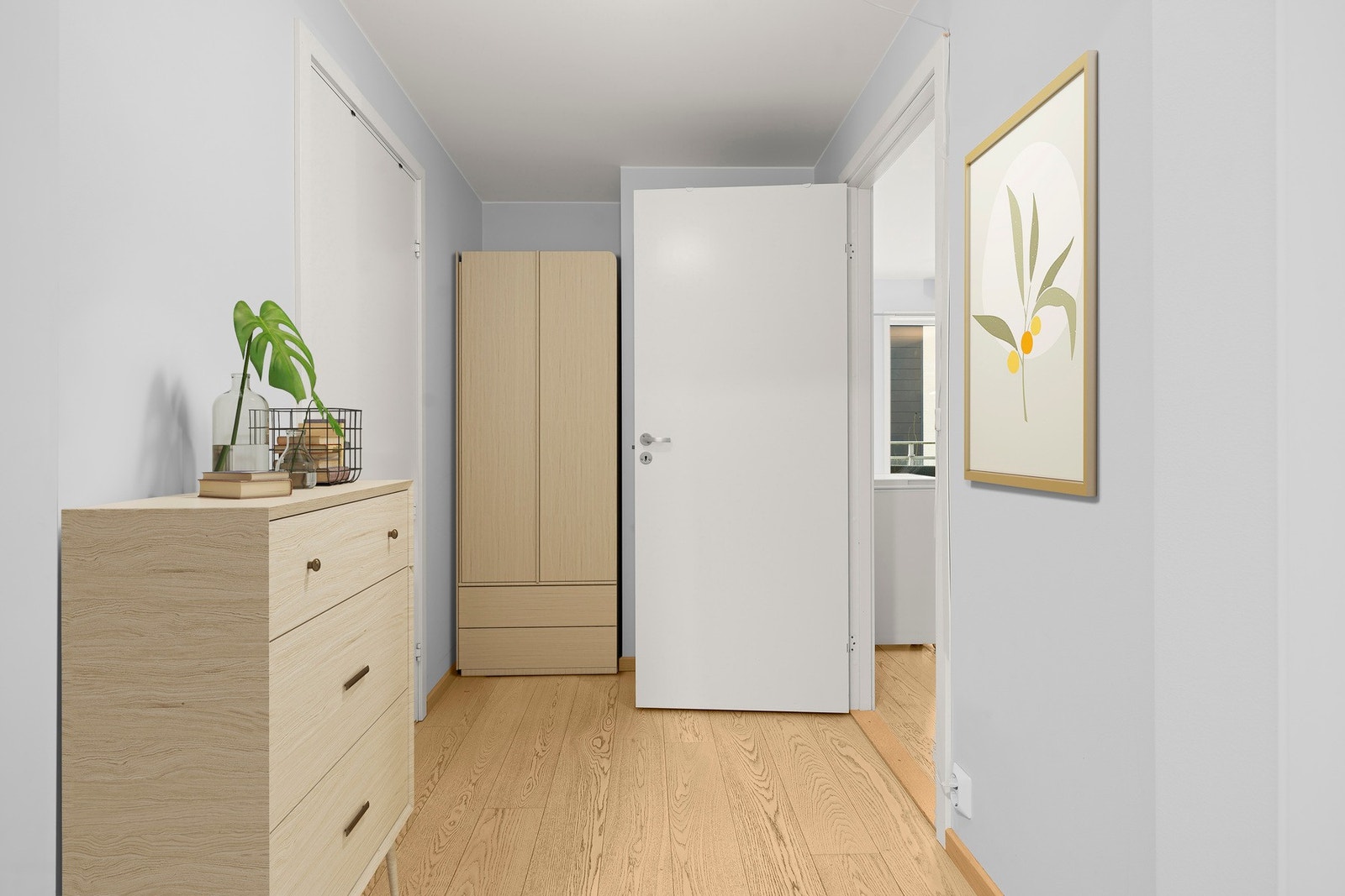 I entréen har du rikelig med plass til å henge fra deg yttertøy Galleribilde