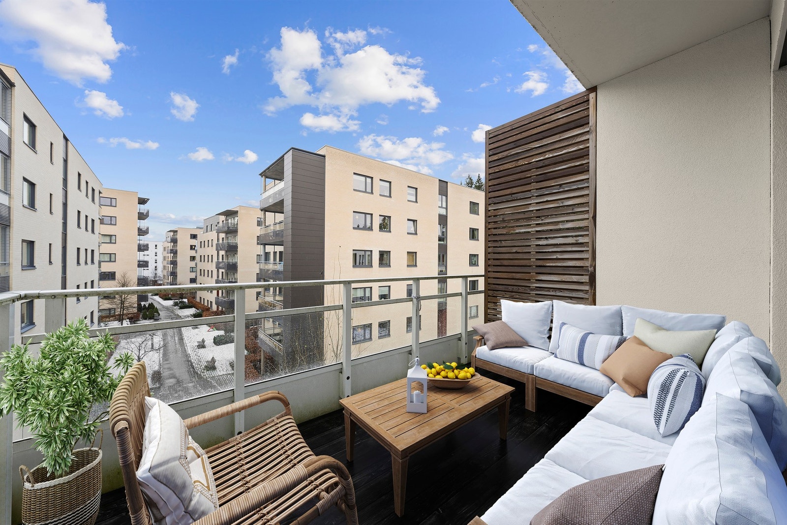 Fra stuen er det direkte utgang til en solrik, sørvendt balkong på ca. 7 kvm Galleribilde