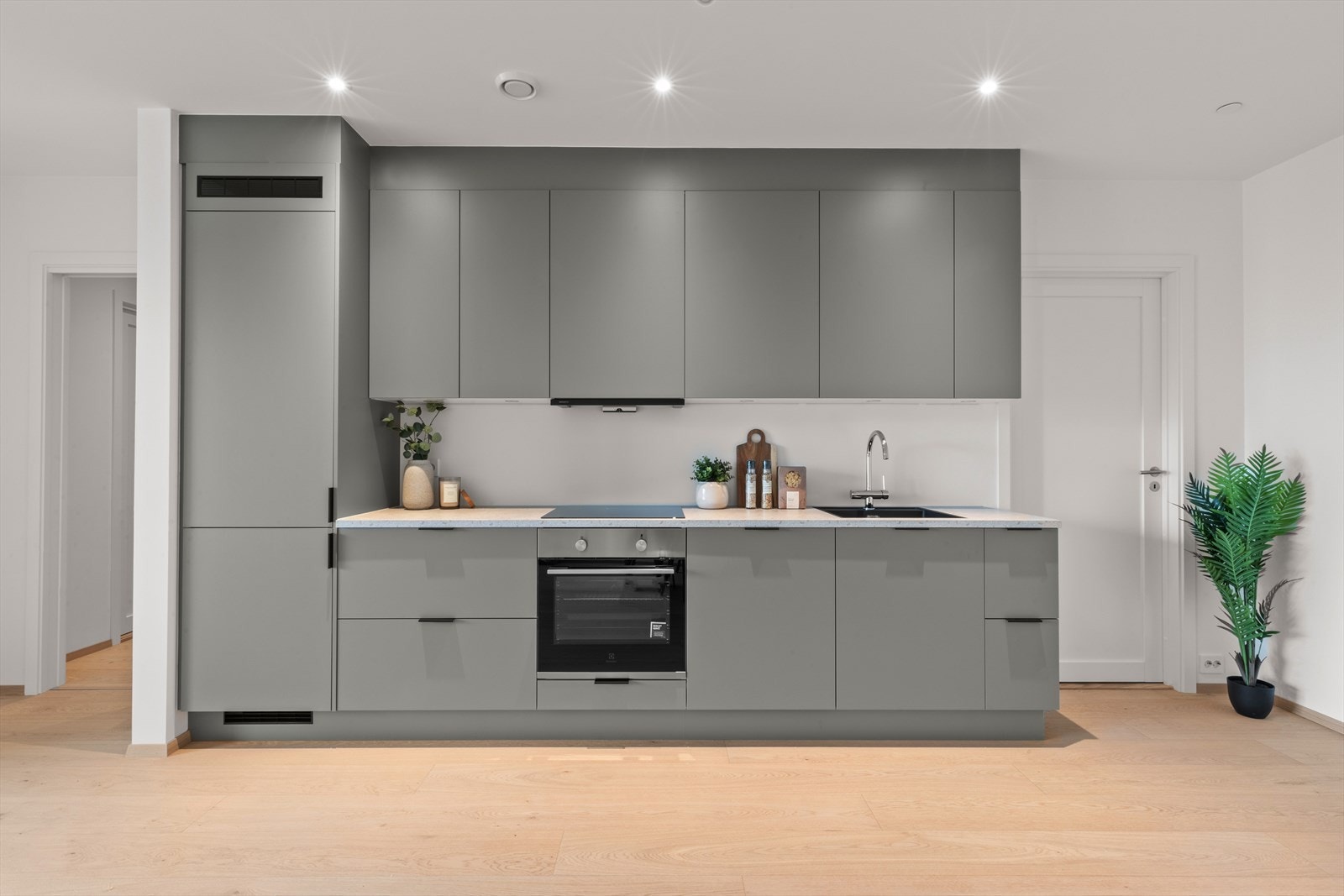 Delikat kjøkken fra Strai! Det er god arbeidsbenk og oppbevaring i skaper. Galleribilde