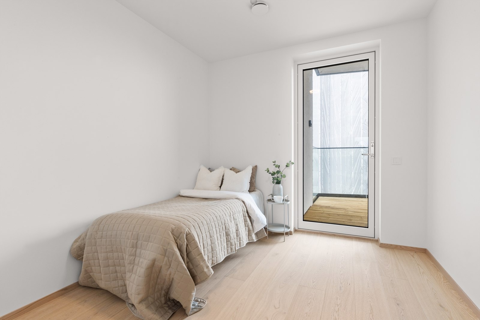 Soverom 2 med utgang til balkong. Galleribilde