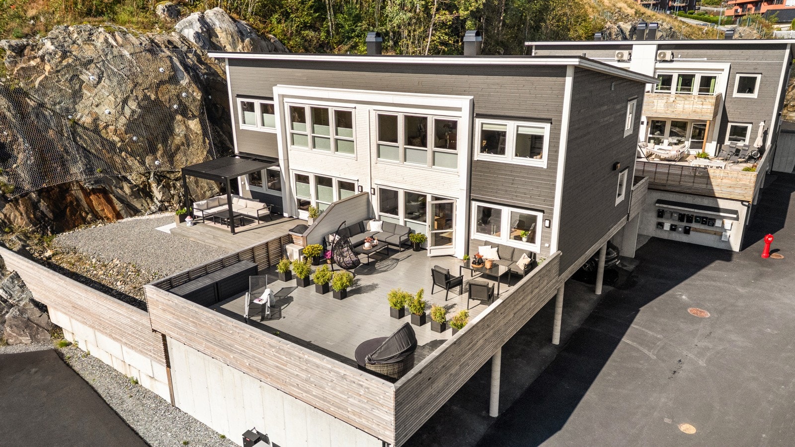 Fra stue har man utgang til stor terrasse/plattning som funksjoneres som en forlengelse av stue/kjøkken. Galleribilde