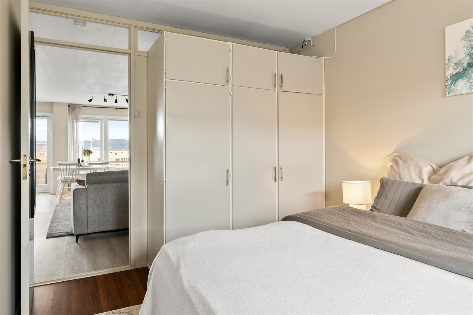 Avbildet garderobeløsning medfølger leiligheten. Galleribilde