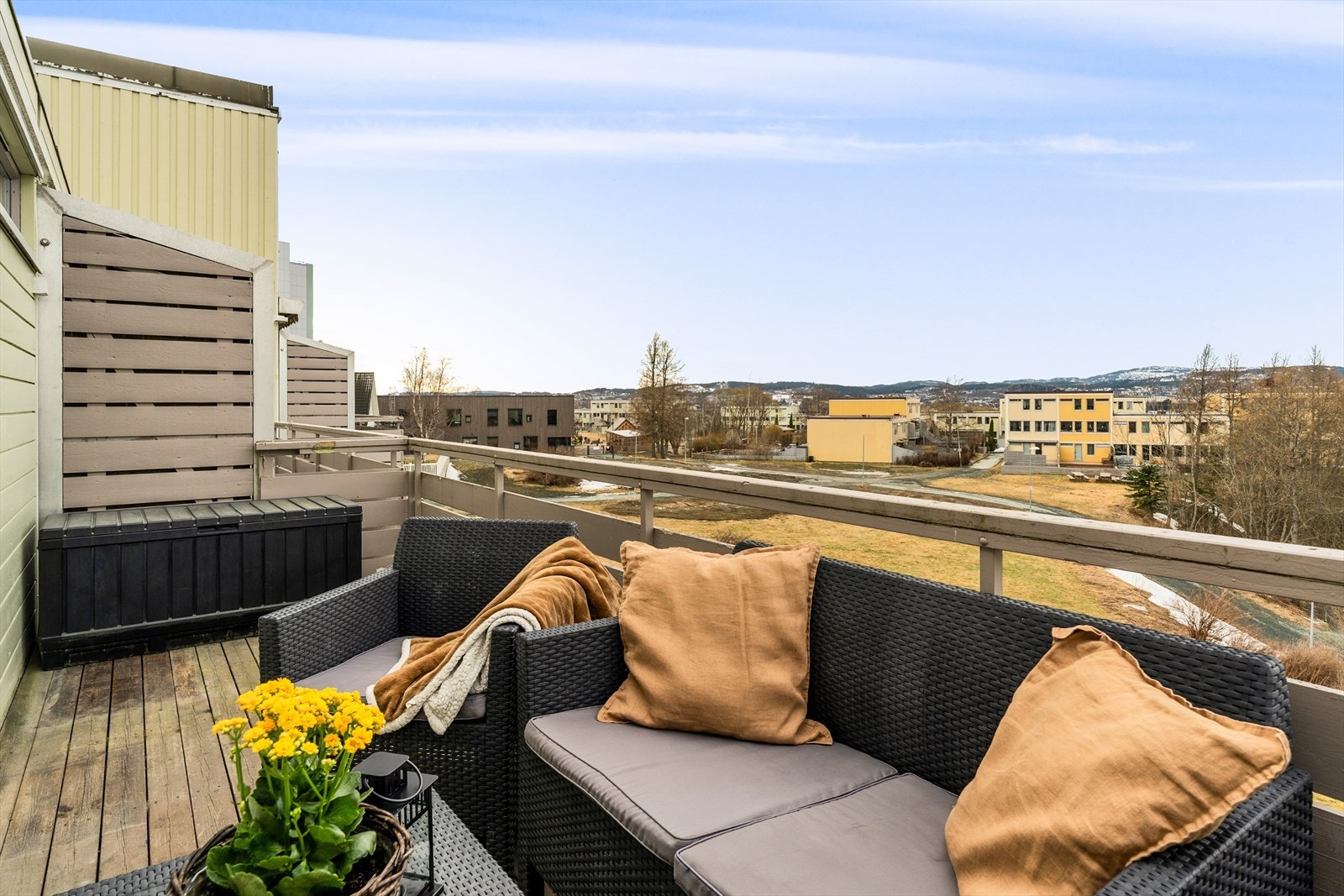 Balkongens størrelse gir god plass til en sittegruppe. Det er også flotte muligheter for å benytte seg av borettslagets fellesareal. Galleribilde