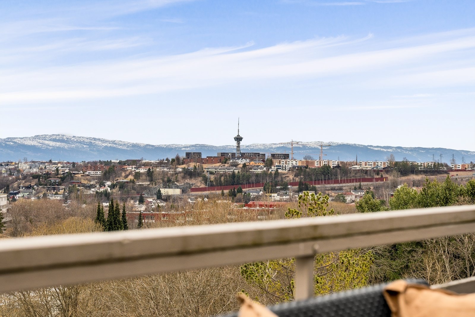 Balkongen har en uskjermet panoramautsikt mot boligfeltet og grønne fellesområder. Galleribilde