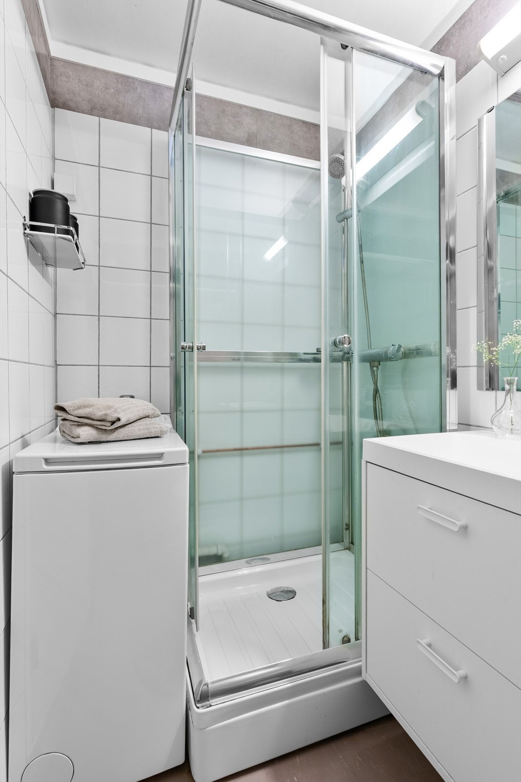 Badet er på ca. 2,8 m² og har eget opplegg til vaskemaskin. Galleribilde