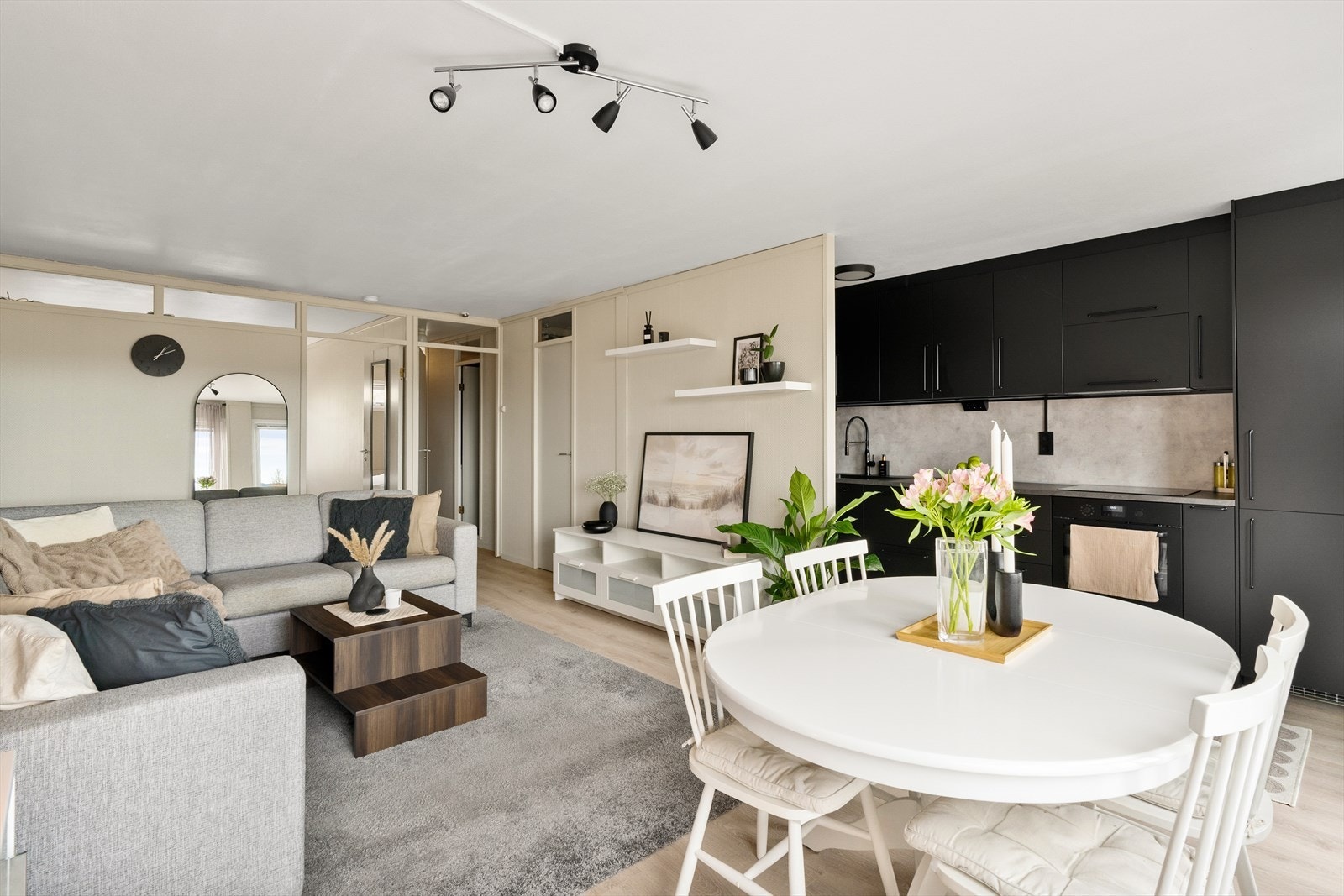 Spisegruppen faller naturlig inn mot kjøkkenet - perfekt for å invitere venner og familie til hyggelige stunder. Galleribilde