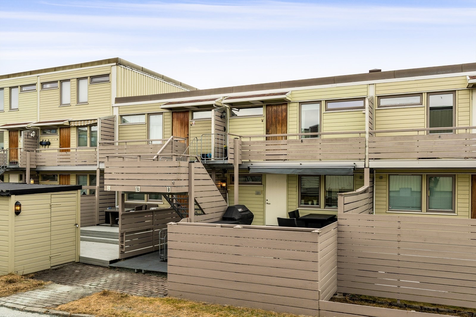 Andelens felleskostnader inkluderer: TV/internett, fjernvarme, kommunale avgifter, byggforsikring, vedlikehold og drift m.m Galleribilde