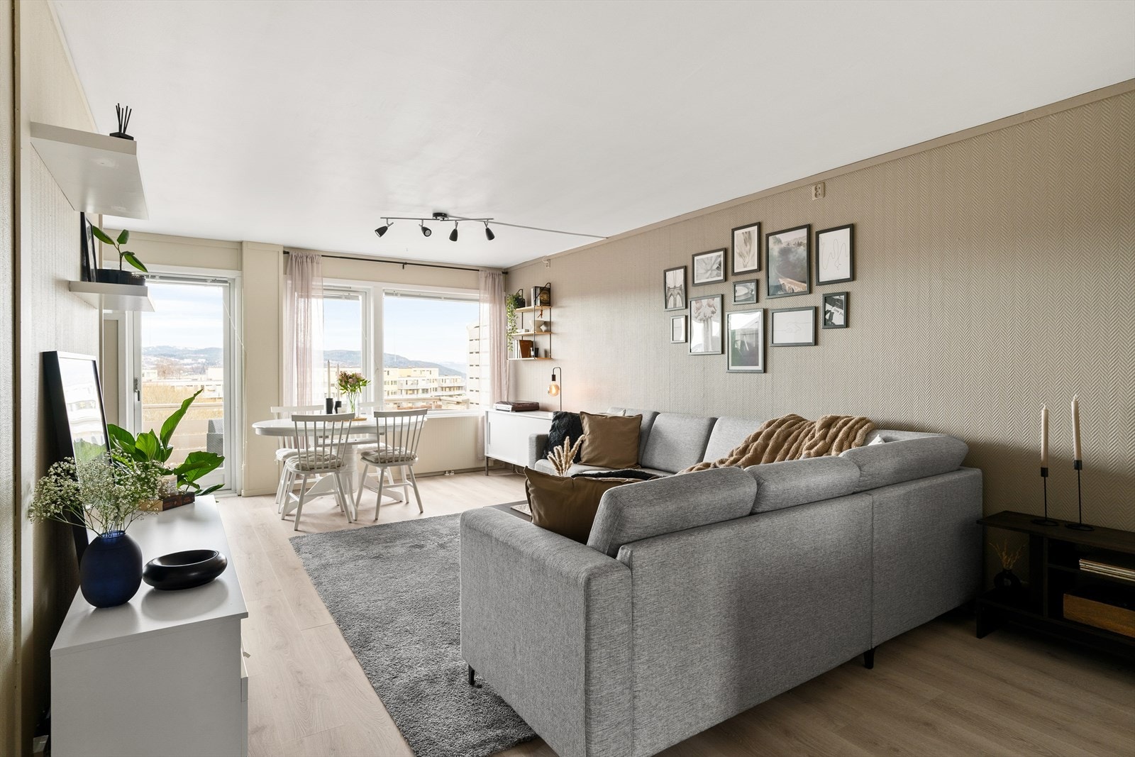 Leiligheten har en romslig stue på ca. 23m². Stuen har store vindusflater, som bidrar til rikelig med naturlig lys i rommet. Galleribilde