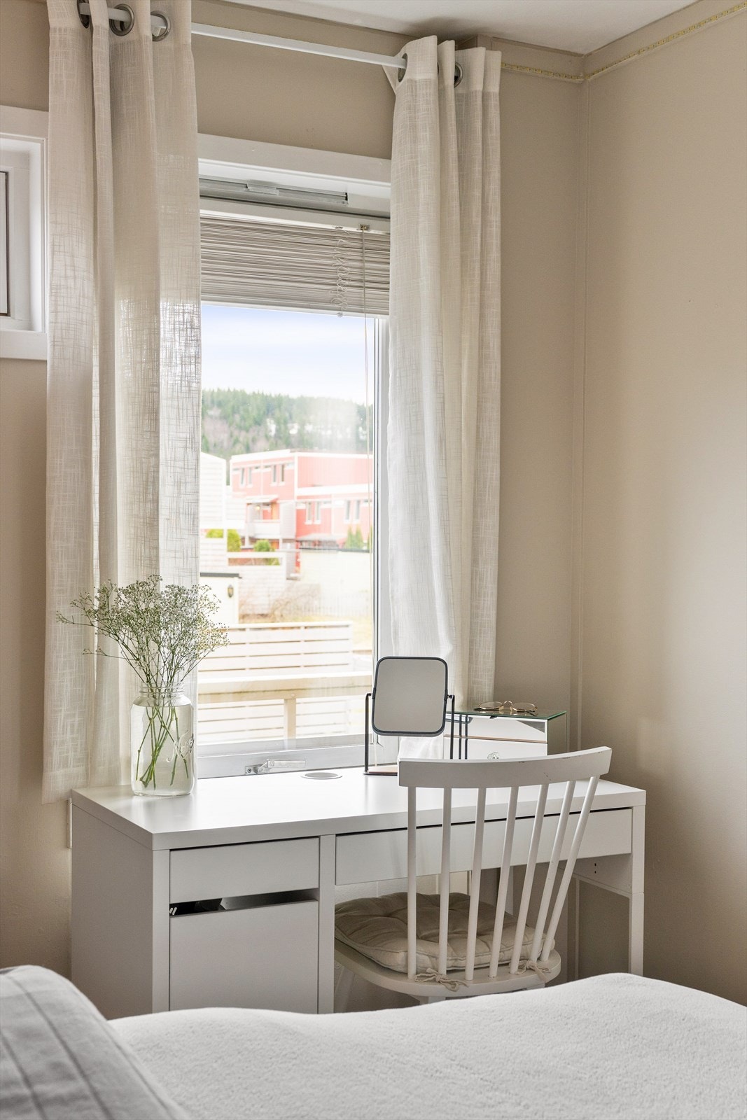 Soverommet vender mot rolige omgivelser fritt for biler og trafikk. Galleribilde