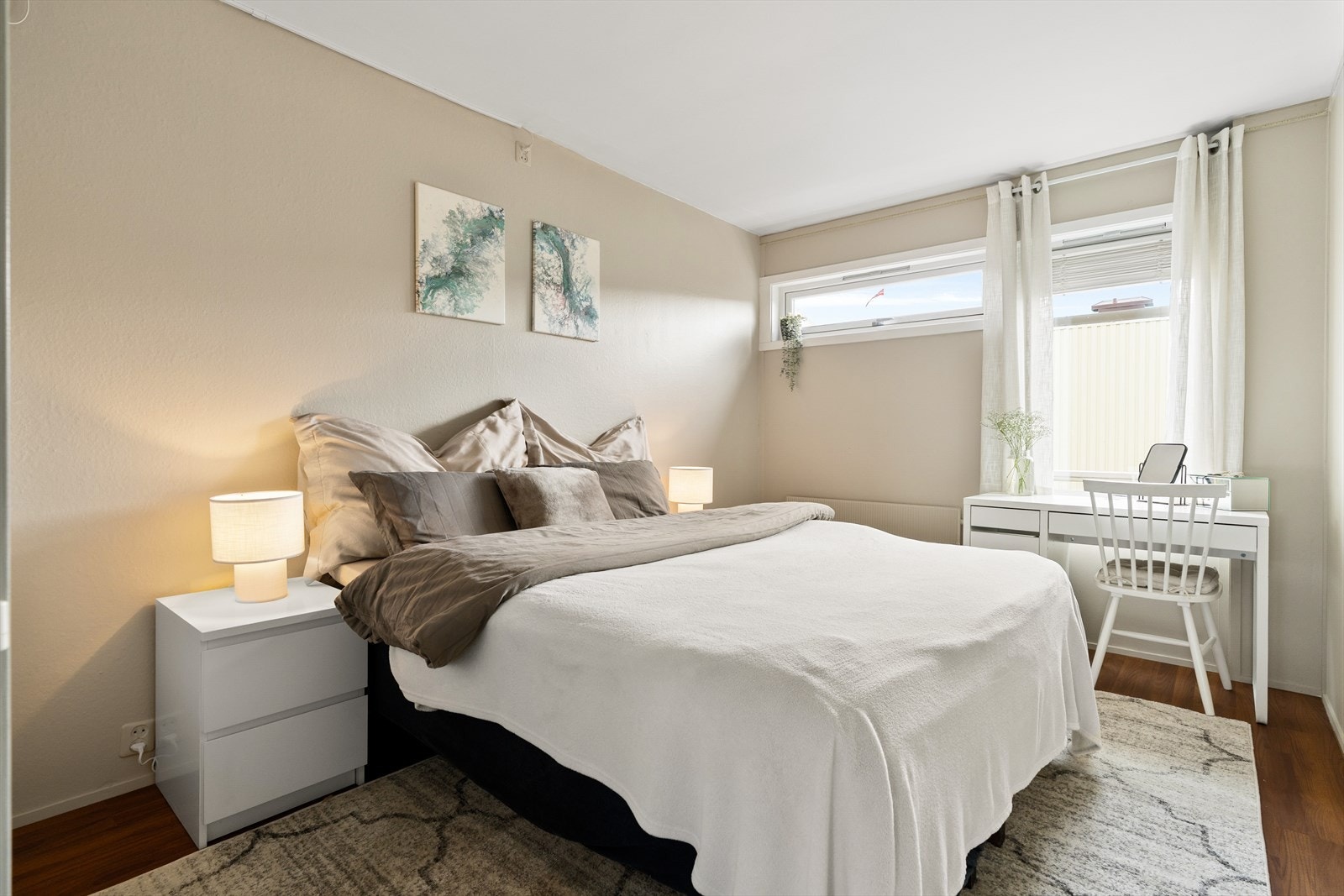 Fra stuen har man direkte tilgang til boligens hovedsoverom. Soverommet er på ca. 11,8 m² og har god plass til både dobbelseng og klesskap. Galleribilde