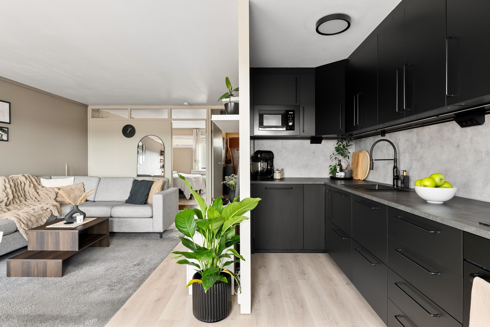 Kjøkkenet har en praktisk utforming, noe som gir godt med både skap- og benkeplass. Galleribilde