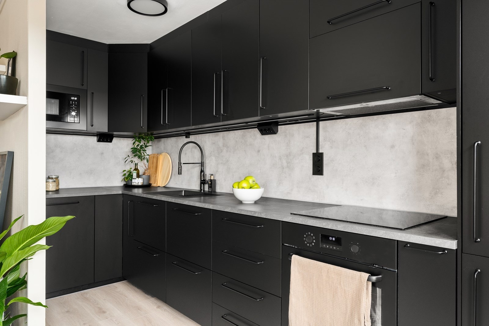 Moderne og tidløst kjøkken fra 2024. Integrerte hvitevarer som er avbildet medfølger handelen. Galleribilde