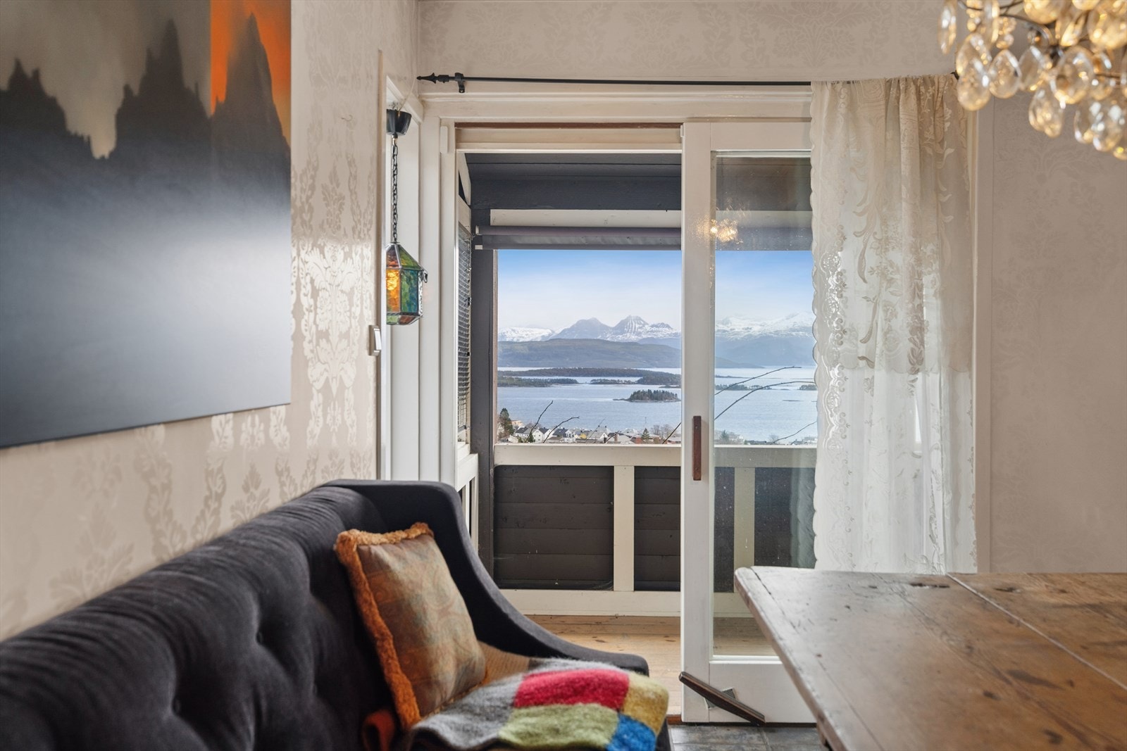 Fra spisestue er det utgang til en hyggelig balkong med en helt nydelig utsikt. Galleribilde