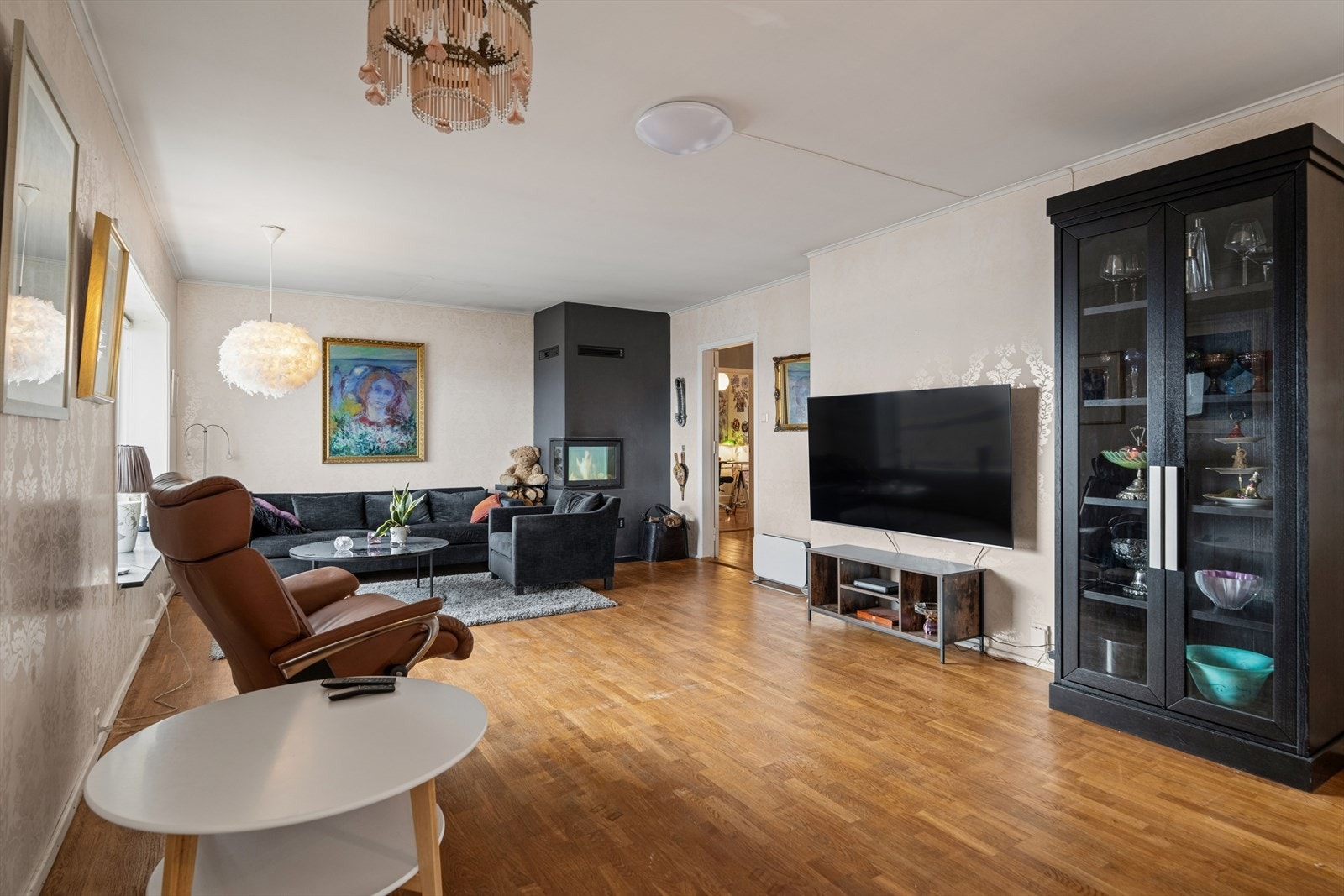 Stuen er romslig og lett å møblere med plass til flere møbelgrupper. Galleribilde