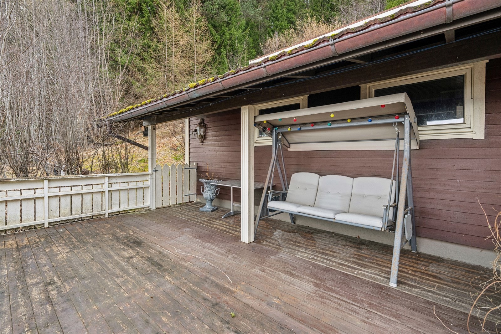 Usjenert, fredelig veranda som kan nytes med en god kopp kaffe. Fine muligheter til å innredet denne plassen til et drømmerom i friluft. Galleribilde