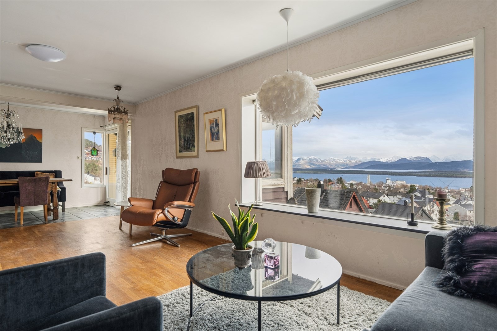 Fantastisk utsikt over Molde, fjorden og fjellpanoramaet. Her bor du høyt og fritt! Galleribilde